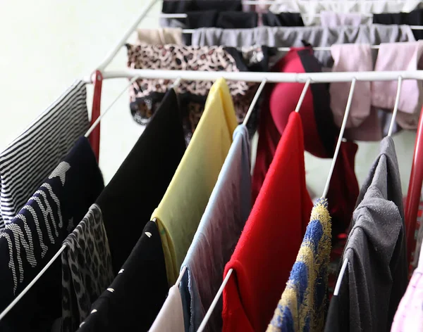Suszenie Kolorowych Ubrań Suszarce Prania Pomieszczeniach — Zdjęcie stockowe