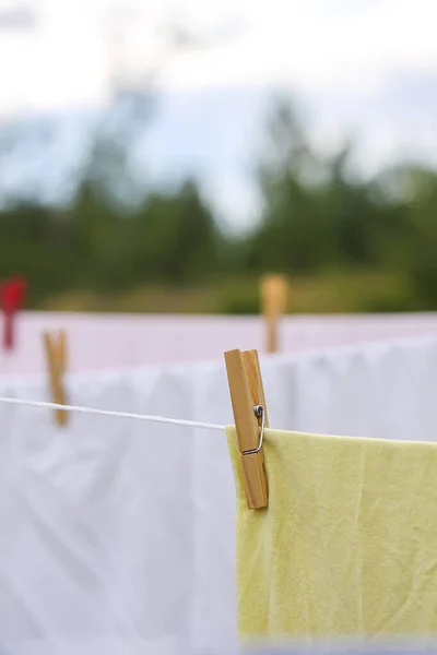 Sábanas Algodón Coloridas Lavadas Que Cuelgan Tendedero Aire Libre —  Fotos de Stock