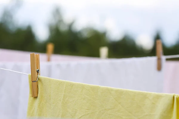 Πλένεται Πολύχρωμα Βαμβακερά Σεντόνια Κρέμονται Ένα Σχοινί Ρούχων Εξωτερικούς Χώρους — Φωτογραφία Αρχείου