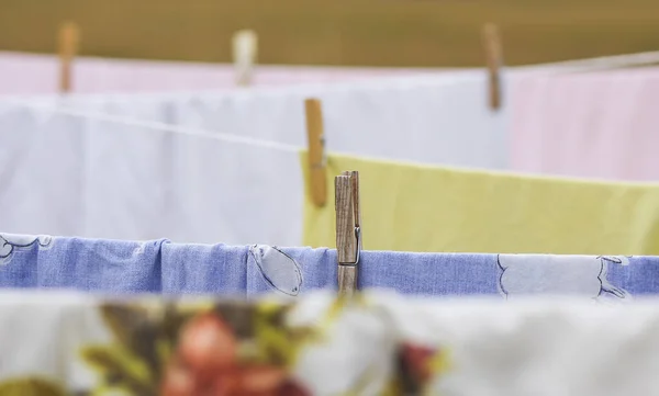 Lenzuola Cotone Colorato Lavate Appese Una Clothesline All Aperto — Foto Stock