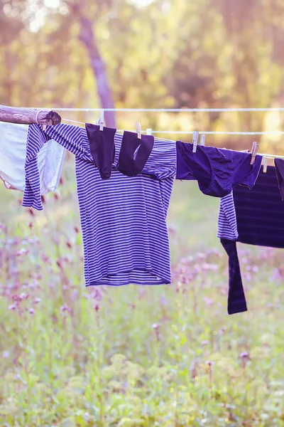 Tvättade Färgglada Kläder Hängande Klädstreck Utomhus — Stockfoto