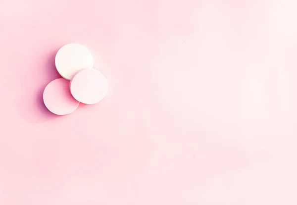 Esponjas Cosméticas Colores Pastel Sobre Fondo Rosa Suave —  Fotos de Stock