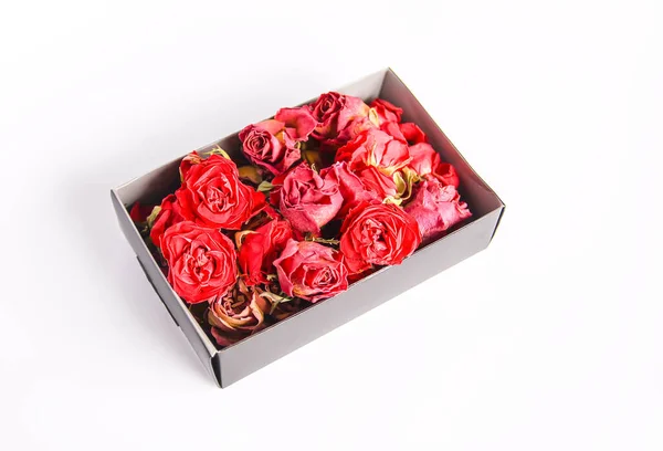 Красные Розы Сушеные Почки Цветы Лепестки Открытой Картонной Коробке — стоковое фото