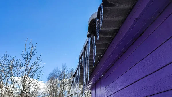 Scharfe Transparente Eiszapfen Hängen Vom Holzhausdach — Stockfoto