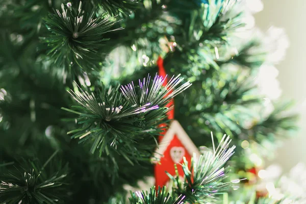 Ramos Árvore Natal Decorados Com Casa Brinquedo Vermelho Madeira — Fotografia de Stock