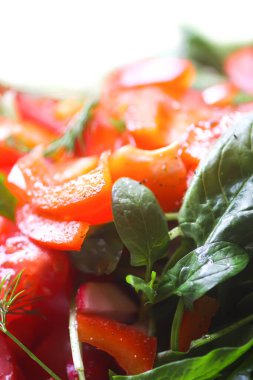 Kırmızı domates salatası ve zeytinyağı, tuz ve biberli ıspanak.