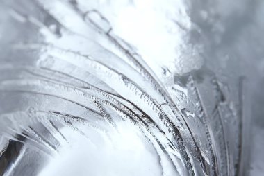 Eriyen buz yüzeyi kapanıyor.