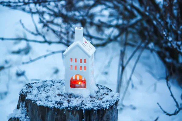 Candela Accesa Nella Lanterna Bianca Nel Giardino Inverno — Foto Stock