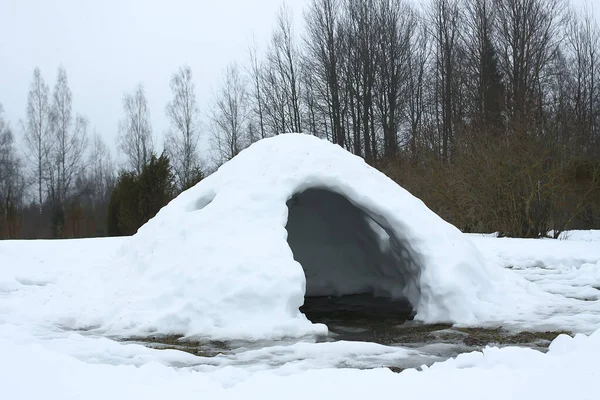 Śmieszny Dom Jurta Lub Eskimos Igloo Wykonane Przez Dzieci Śniegu — Zdjęcie stockowe