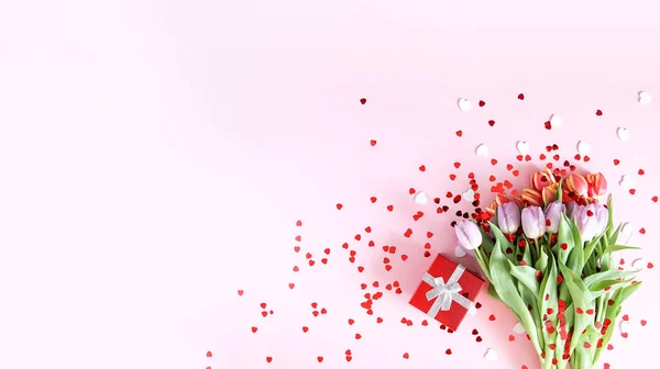 柔らかいパステルライトの背景に装飾的なハートスプリンクルを持つピンクのチューリップの花束 最上階だ バレンタインデーのお祝いの背景 — ストック写真