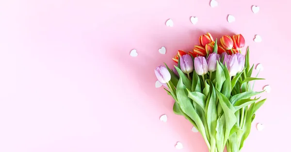 Csokor Rózsaszín Tulipán Dekoratív Szív Szórja Puha Pasztell Fény Háttér — Stock Fotó
