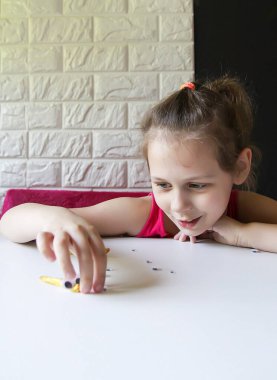 Küçük kız altın sümükle oynuyor. Çocuk için duyusal etkinlik.