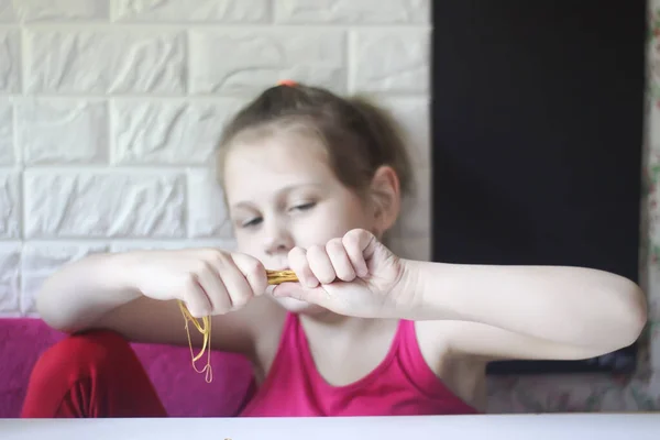Menina Brincando Com Lodo Ouro Atividade Sensorial Para Criança — Fotografia de Stock