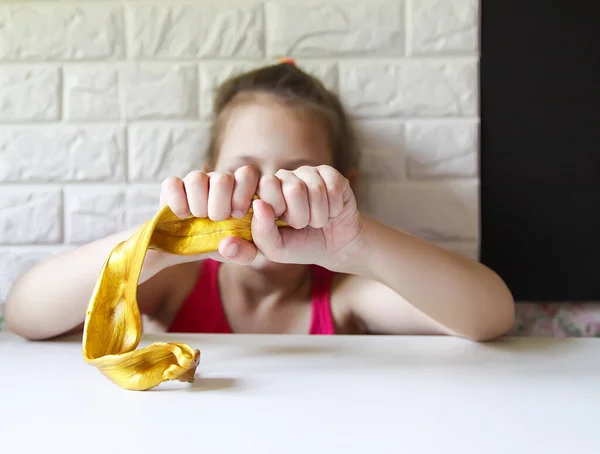 Κοριτσάκι Που Παίζει Χρυσή Γλίτσα Αισθητηριακή Δραστηριότητα Για Παιδιά — Φωτογραφία Αρχείου