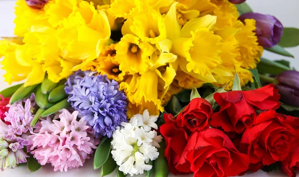 Heller Strauß Frühlingsblumen Auf Weißem Hintergrund Narzissen Rosen Und Hyazinthen — Stockfoto