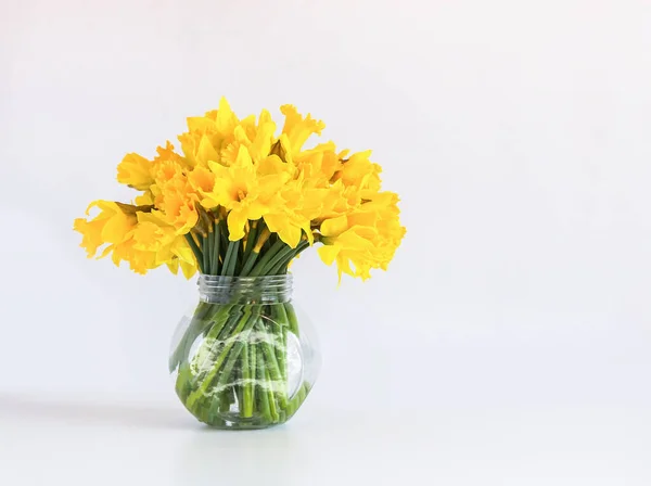 Όμορφο Μπουκέτο Από Ανοιξιάτικα Κίτρινα Άνθη Νάρκισσου Γυάλινο Διάφανο Βάζο — Φωτογραφία Αρχείου