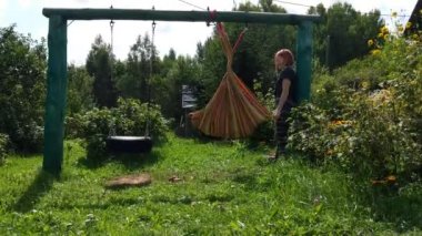 Bahçedeki bir hamakta kızıyla oynayan bir annenin görüntüsü. 