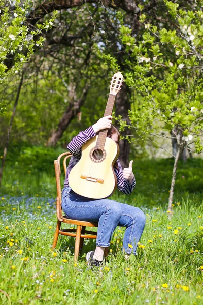 Blond Aantrekkelijke Tiener Meisje Met Gitaar Lente Tuin — Stockfoto