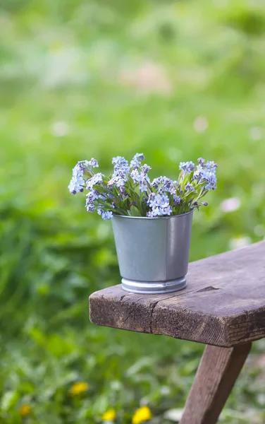 Vergissmeinnicht Blauer Frühlingsblumenstrauß Freien Auf Der Holzbank — Stockfoto