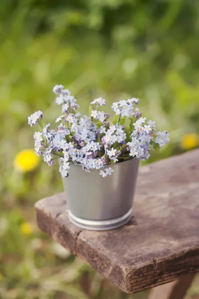 Vergissmeinnicht Blauer Frühlingsblumenstrauß Freien Auf Der Holzbank — Stockfoto