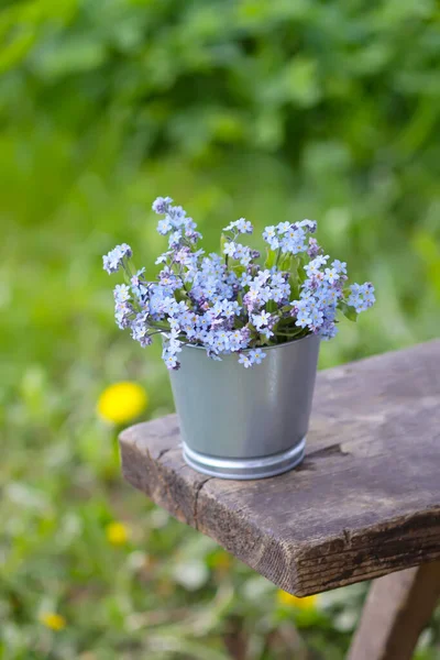 Vergissmeinnicht Blauer Frühlingsblumenstrauß Freien Auf Der Holzbank — Stockfoto