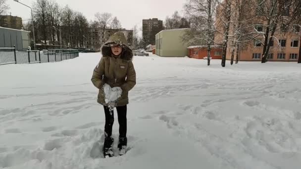 Ευτυχισμένο Ενεργό Κοριτσάκι Παίζει Χιόνι Εξωτερικούς Χώρους — Αρχείο Βίντεο