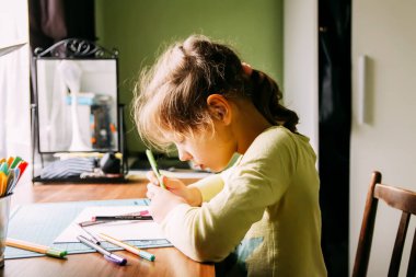 Evde ödevini yapan bir kız..