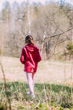 Baharda açık havada cep telefonu olan bir kız.