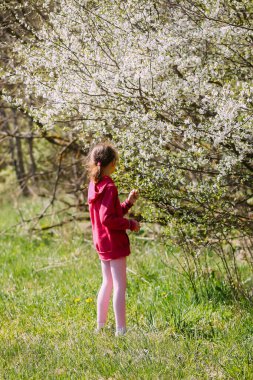 Baharda açık havada cep telefonu olan bir kız.