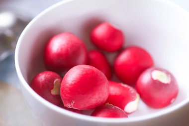 Fincanda taze turplar.