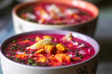 Pancar ve yumurtalı geleneksel Litvanya soğuk çorbası..