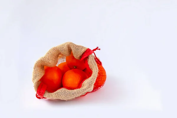 Frutta Fresca Arancione Una Borsa Iuta Sfondo Bianco — Foto Stock