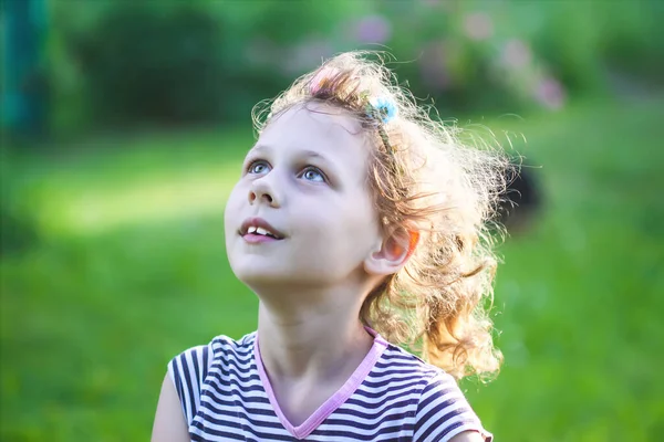 緑の草原を背景にした可愛い女の子 — ストック写真