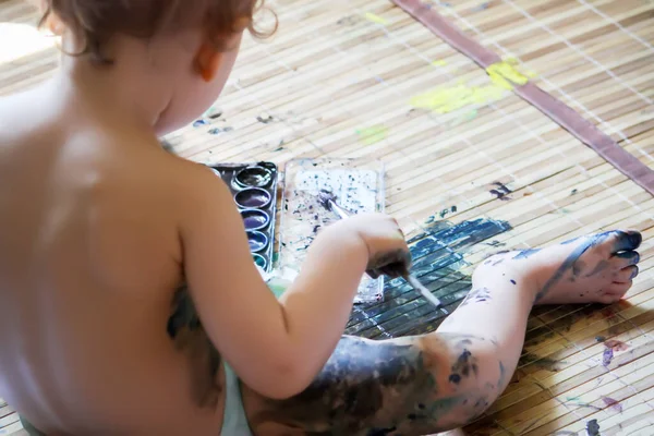 Little Girl Sitting Floor Playing Paints — Fotografia de Stock