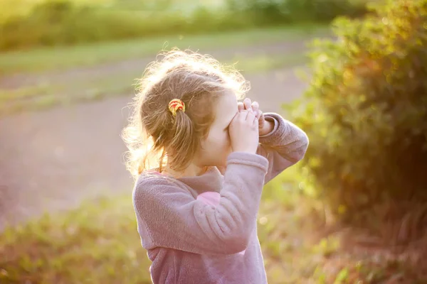 Malá Dívka Skrývá Svou Tvář — Stock fotografie