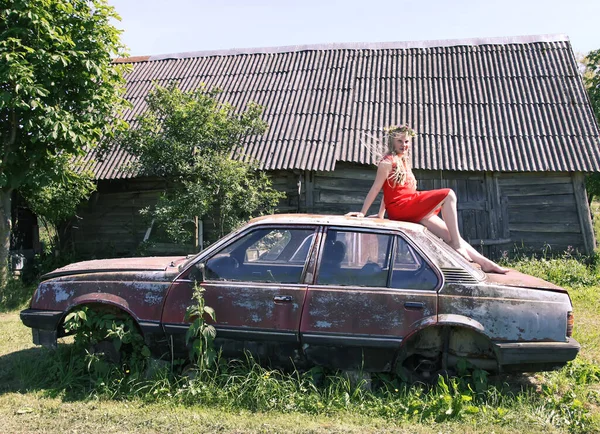 Adolescente Menina Vestido Vermelho Sentado Velho Carro Vintage Campo — Fotografia de Stock