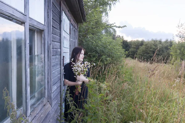 Jeune Fille Avec Bouquet Près Vieille Maison Abandonnée Bois Bâtiment — Photo