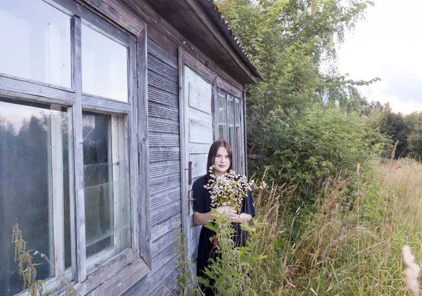 Chica Joven Con Ramo Cerca Antigua Casa Abandonada Madera —  Fotos de Stock