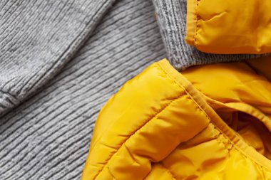 Sıcak sarı ceket ve yün örgü kazak. Moda kıyafeti. Parlak moda renkler. Ev deposu. Küçük alan düzenleme