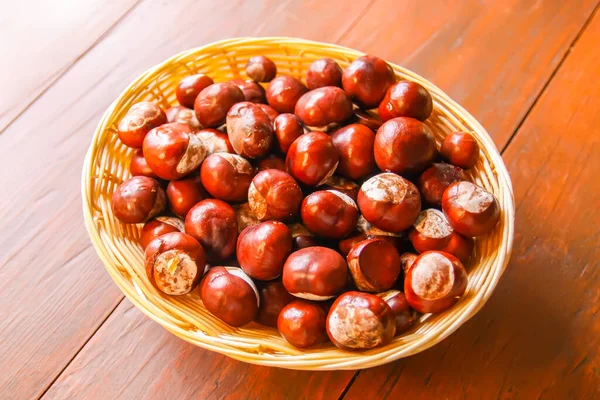 Castañas Frescas Crudas Otoño Una Canasta Sobre Mesa Madera Aesculus —  Fotos de Stock