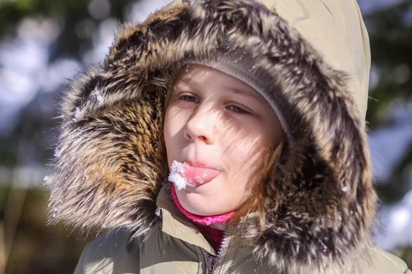 Little Girl Catching Snowflakes Tongue Happy Child Walking Outdoors Cold — ストック写真