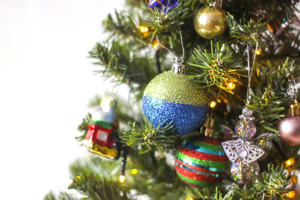 Διακοσμημένο Παραδοσιακό Χριστουγεννιάτικο Δέντρο — Φωτογραφία Αρχείου