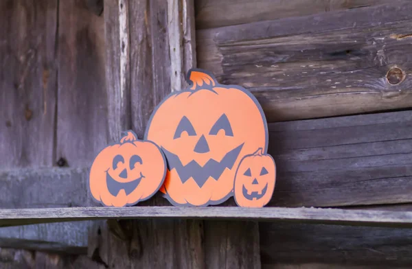 Halloween Dekorationen Auf Altem Hölzernen Wandhintergrund Papierkürbisse Kürbisfamilie Der Dämmerung — Stockfoto