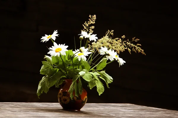 Bukett på blommor på träbord — Stockfoto