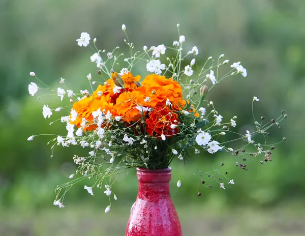 Blumenstrauß auf Holztisch — Stockfoto