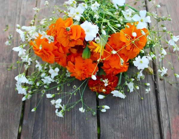 Blumenstrauß auf Holztisch — Stockfoto