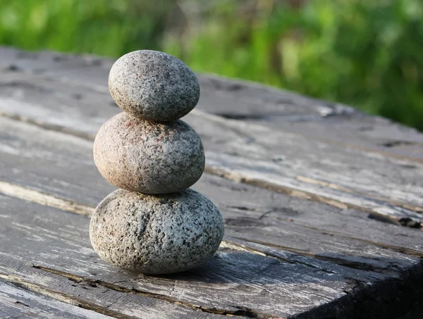 En hög med stenar på bord — Stockfoto