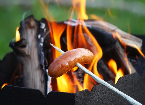 Smakrik korv på grillen — Stockfoto