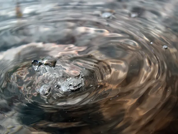 Despejar água em tigela de metal — Fotografia de Stock