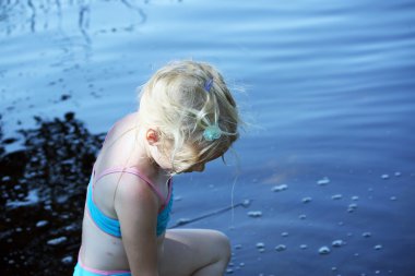 plajda sarışın kız